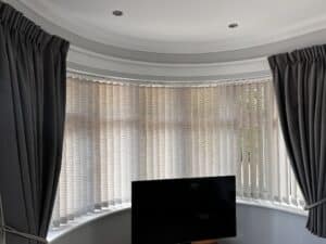 The Benefits of Curved Vertical Head rail: A Solution for Unique Spaces 1 curved bay window